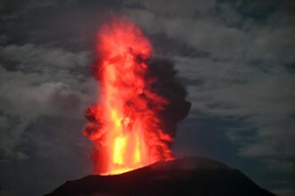 Kondisi lontaran lava pijar saat erupsi Gunungapi Ibu di Kabupaten Halmahera Barat, Maluku Utara, Sabtu (11/1/2025). Foto: Badan Geologi