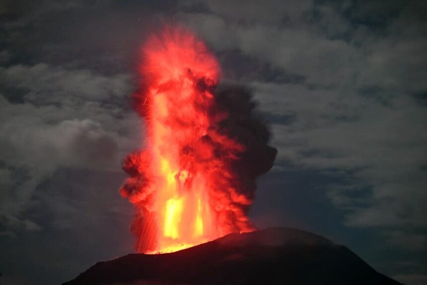 Kondisi lontaran lava pijar saat erupsi Gunungapi Ibu di Kabupaten Halmahera Barat, Maluku Utara, Sabtu (11/1/2025). Foto: Badan Geologi