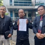 Ketua Harian Lembaga Monitor Penyelenggara Negara (LMPN), Ahmad Rizki Harahap (tengah) didampingi Tim Penasehat Hukum, Armin Sulaiman Lubis (kanan) dan Kuasa Hukum LMPN se-Sumatera, Syukri H Dalimunthe (kiri) di kantor Dewan Kehormatan Penyelenggara Pemilu (DKPP) Jakarta, Senin (13/1/2025) siang. Foto: Joesvicar Iqbal/ipol.id