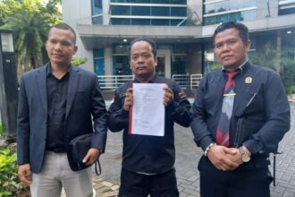 Ketua Harian Lembaga Monitor Penyelenggara Negara (LMPN), Ahmad Rizki Harahap (tengah) didampingi Tim Penasehat Hukum, Armin Sulaiman Lubis (kanan) dan Kuasa Hukum LMPN se-Sumatera, Syukri H Dalimunthe (kiri) di kantor Dewan Kehormatan Penyelenggara Pemilu (DKPP) Jakarta, Senin (13/1/2025) siang. Foto: Joesvicar Iqbal/ipol.id