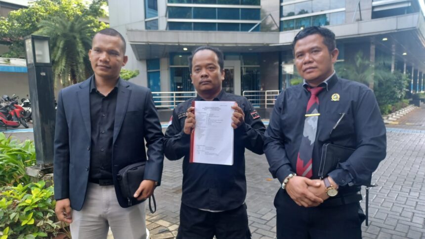 Ketua Harian Lembaga Monitor Penyelenggara Negara (LMPN), Ahmad Rizki Harahap (tengah) didampingi Tim Penasehat Hukum, Armin Sulaiman Lubis (kanan) dan Kuasa Hukum LMPN se-Sumatera, Syukri H Dalimunthe (kiri) di kantor Dewan Kehormatan Penyelenggara Pemilu (DKPP) Jakarta, Senin (13/1/2025) siang. Foto: Joesvicar Iqbal/ipol.id