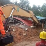 Kondisi saat petugas gabungan dibantu alat berat melakukan upaya pencarian dan pertolongan terhadap sejumlah korban tanah longsor di Kota Batam, Kepulauan Riau, Senin (13/1/2025). Foto: BPBD Kota Batam