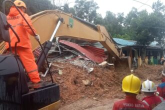 Kondisi saat petugas gabungan dibantu alat berat melakukan upaya pencarian dan pertolongan terhadap sejumlah korban tanah longsor di Kota Batam, Kepulauan Riau, Senin (13/1/2025). Foto: BPBD Kota Batam