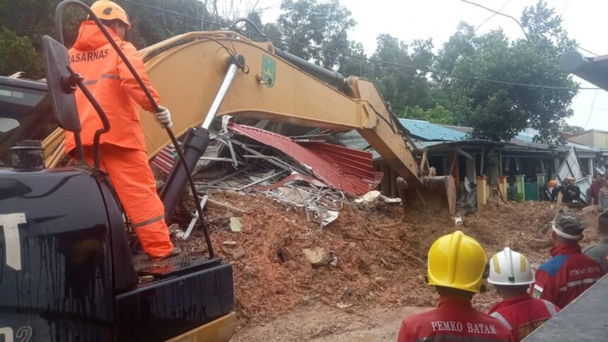 Kondisi saat petugas gabungan dibantu alat berat melakukan upaya pencarian dan pertolongan terhadap sejumlah korban tanah longsor di Kota Batam, Kepulauan Riau, Senin (13/1/2025). Foto: BPBD Kota Batam