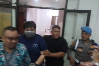 Tersangka George Sugama Halim yang menganiaya karyawati cantik toko roti dihadirkan dalam konfrensi pers di Mapolres Metro Jakarta Timur beberapa waktu lalu. Foto: Dok/ipol.id