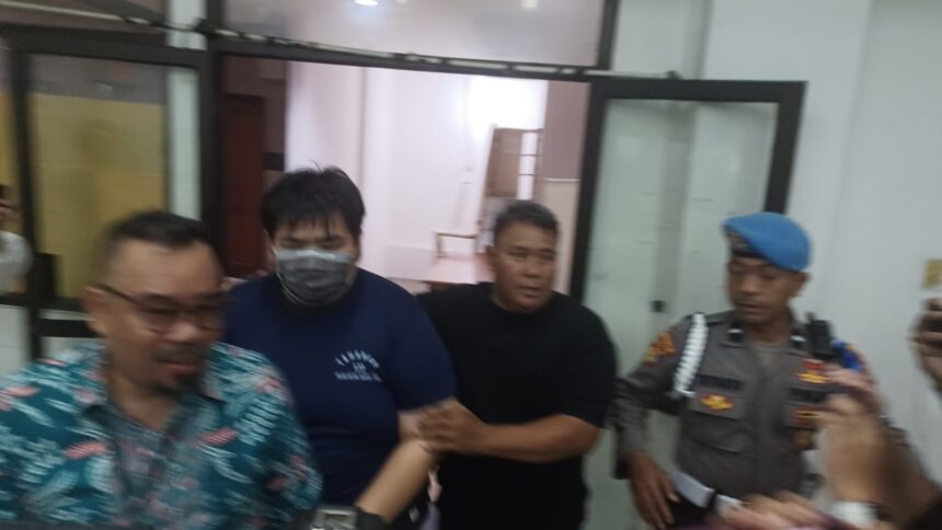 Tersangka George Sugama Halim yang menganiaya karyawati cantik toko roti dihadirkan dalam konfrensi pers di Mapolres Metro Jakarta Timur beberapa waktu lalu. Foto: Dok/ipol.id