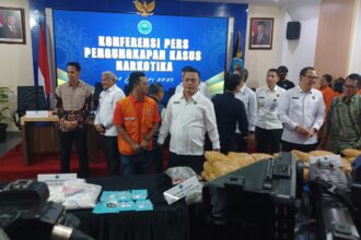 Badan Narkotika Nasional Republik Indonesia (BNN RI) menggelar barang bukti berupa 5.259,34 gram sabu, 50.992,13 gram ganja, 45,45 gram ganja sintetis (tembakau gorila), 63 butir ekstasi, 2.680 butir PCC dan 3.896 gram cathinone dalam gelaran kasus peredaran narkotika di Markas BNN RI, Cawang, Jakarta, Selasa (14/1/2025). Foto: Joesvicar Iqbal/ipol.id