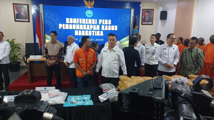 Badan Narkotika Nasional Republik Indonesia (BNN RI) menggelar barang bukti berupa 5.259,34 gram sabu, 50.992,13 gram ganja, 45,45 gram ganja sintetis (tembakau gorila), 63 butir ekstasi, 2.680 butir PCC dan 3.896 gram cathinone dalam gelaran kasus peredaran narkotika di Markas BNN RI, Cawang, Jakarta, Selasa (14/1/2025). Foto: Joesvicar Iqbal/ipol.id