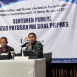 Peneliti Senior LSI Denny JA, Adjie Alfaraby (kanan) didampingi Moderator M Khotib (kiri) dalam konfrensi pers temuan dan analisis LSI Januari 2025 mengangkat tema 'Sentimen Publik Atas Putusan MK Soal Pilpres' di Jakarta, pada Rabu (15/1) siang. Foto: Ist