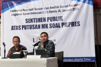 Peneliti Senior LSI Denny JA, Adjie Alfaraby (kanan) didampingi Moderator M Khotib (kiri) dalam konfrensi pers temuan dan analisis LSI Januari 2025 mengangkat tema 'Sentimen Publik Atas Putusan MK Soal Pilpres' di Jakarta, pada Rabu (15/1) siang. Foto: Ist