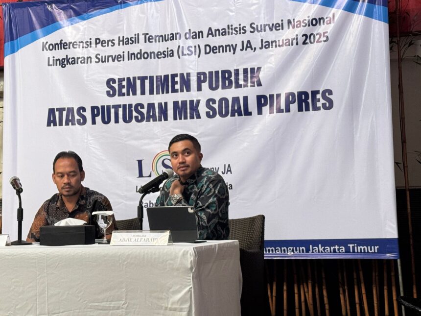 Peneliti Senior LSI Denny JA, Adjie Alfaraby (kanan) didampingi Moderator M Khotib (kiri) dalam konfrensi pers temuan dan analisis LSI Januari 2025 mengangkat tema 'Sentimen Publik Atas Putusan MK Soal Pilpres' di Jakarta, pada Rabu (15/1) siang. Foto: Ist