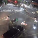 Detik-detik kecelakaan lalu lintas terjadi di simpang Jalan Alu-Alu, Kecamatan Pulogadung, Jakarta Timur, Senin (13/1/2025) malam. Kejadian mobil putih (kiri) saat akan menabrak pemotor terekam CCTV dan viral di media sosial. Foto: Insta@info_jakartatimur