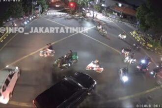 Detik-detik kecelakaan lalu lintas terjadi di simpang Jalan Alu-Alu, Kecamatan Pulogadung, Jakarta Timur, Senin (13/1/2025) malam. Kejadian mobil putih (kiri) saat akan menabrak pemotor terekam CCTV dan viral di media sosial. Foto: Insta@info_jakartatimur