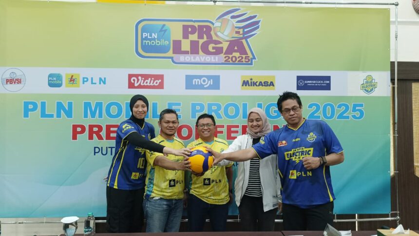 Wakil Ketua 3 Bidang Kompetisi dan Pertandingan PP PBVSI, Reginald C Nelwan (tiga dari kiri), Ketua Panitia Pelaksana tuan rumah PLN Mobile Proliga 2025 seri Malang, Agung Wibowo (dua dari kiri), Ketua Panitia Pelaksana tuan rumah PLN Mobile Proliga 2025 seri Malang, Agung Wibowo (tiga dari kanan), Ketua Harian Jakarta Electric PLN, Ratri Nugroho (dua dari kanan), Kapten Tim Jakarta Electric PLN, Agustin Wulandari (kiri), Pelatih Tim Jakarta Electric PLN, Maman Suparman (kanan).