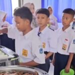 Momen makan bergizi gratis di Majalengka disajikan secara prasmanan untuk murid. Foto: Tangkap layar IG @radarbanyumasnetwork