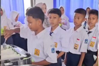 Momen makan bergizi gratis di Majalengka disajikan secara prasmanan untuk murid. Foto: Tangkap layar IG @radarbanyumasnetwork