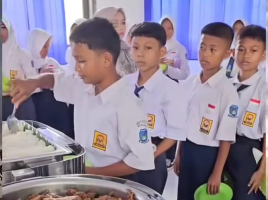 Momen makan bergizi gratis di Majalengka disajikan secara prasmanan untuk murid. Foto: Tangkap layar IG @radarbanyumasnetwork