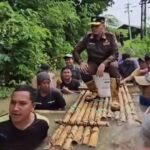 Sjobirin Hasan saat ditandu menggunakan rakit untuk menerjang banjir. Foto: Tangkap layar IG @wkwkmedsos