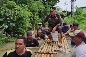 Sjobirin Hasan saat ditandu menggunakan rakit untuk menerjang banjir. Foto: Tangkap layar IG @wkwkmedsos