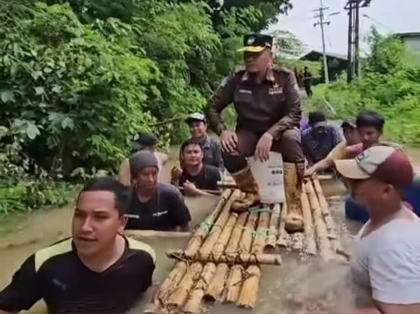 Sjobirin Hasan saat ditandu menggunakan rakit untuk menerjang banjir. Foto: Tangkap layar IG @wkwkmedsos