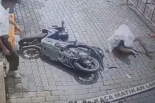 Satpam Komplek Persada Bekasi gagalkan pencurian motor. Foto: Tangkap layar IG @medsoszone