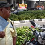 Seorang satpam di kawasan Kebayoran Baru, Jakarta Selatan, ditilang polisi, saat motornya diparkir di trotoar jalan, pada Jumat (17/1/2025). Foto: Ist