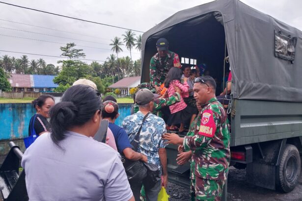 Tim Gabungan melakukan evakuasi di Desa Borona, Kecamatan Tabaru, Kabupaten Halmahera Barat, Maluku Utara, pada Jumat (17/1/2025). Foto: Ist