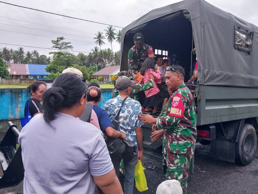 Tim Gabungan melakukan evakuasi di Desa Borona, Kecamatan Tabaru, Kabupaten Halmahera Barat, Maluku Utara, pada Jumat (17/1/2025). Foto: Ist