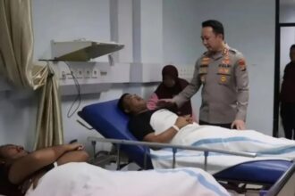 Nahas Anggota kepolisian disiram air keras saat melerai tawuran di Tangsel. Foto: IG @wargatangsel