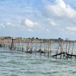 Pagar laut terbuat dari bambu yang membentang sejauh 30,16 Km di Kabupaten Tangerang Banten mulai dibongkar. Foto: Tangkapan layar Instagram @lbj_jakarta