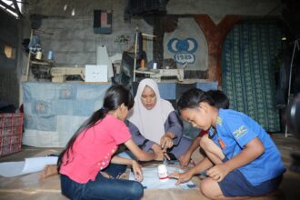 Nasabah PNM Mekaar Bu Aan Andasari, seorang ibu dari empat orang anak yang telah membuktikan bahwa semangat juang dan kreativitas dapat mengubah hidup dan memberi dampak positif bagi banyak orang.