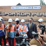 Peresmian ekspor kopi dilakukan oleh Ketua Dewan Komisioner OJK Mahendra Siregar dan Pj. Gubernur Sumatera Selatan Elen Setiadi di Pelabuhan Boom Baru Palembang, Minggu. Foto/Ojk