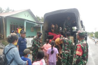 Proses evakuasi warga yang berada di zona berbahaya erupsi Gunung Ibu di Kabupaten Halmahera Barat, Maluku Utara, pada Minggu (19/1/2025). Masih berlangsung hingga Senin (20/1/2025). Foto: Ist