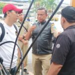 Wali Kota Jakarta Selatan, Munjirin (rompi kulit) dan jajaran saat memimpin melakukan monitoring perapihan kabel utilitas menjuntai di Jl. MT Haryono, Tebet Barat, Tebet, dan sejumlah wilayah di 10 kecamatan lainnya, pada Senin (20/1/2025) siang. Foto: Ist