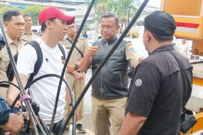 Wali Kota Jakarta Selatan, Munjirin (rompi kulit) dan jajaran saat memimpin melakukan monitoring perapihan kabel utilitas menjuntai di Jl. MT Haryono, Tebet Barat, Tebet, dan sejumlah wilayah di 10 kecamatan lainnya, pada Senin (20/1/2025) siang. Foto: Ist