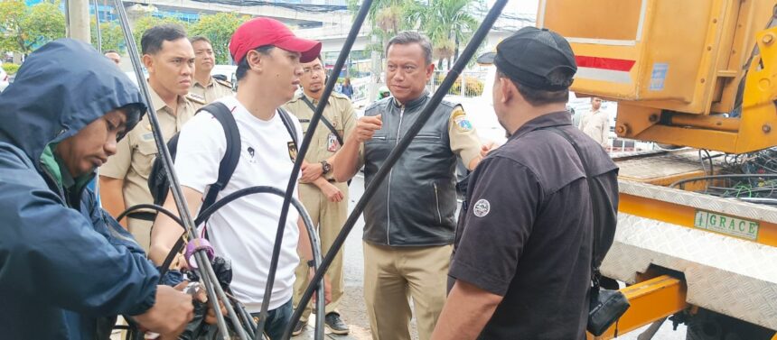 Wali Kota Jakarta Selatan, Munjirin (rompi kulit) dan jajaran saat memimpin melakukan monitoring perapihan kabel utilitas menjuntai di Jl. MT Haryono, Tebet Barat, Tebet, dan sejumlah wilayah di 10 kecamatan lainnya, pada Senin (20/1/2025) siang. Foto: Ist