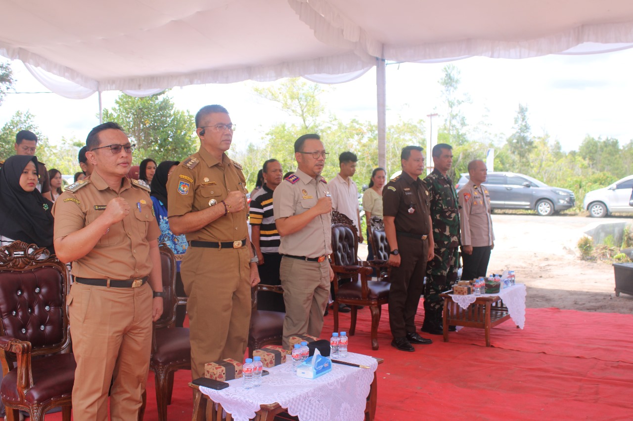 Caption: Kepala BPN Kota Palangka Raya Indra Gunawan bersama jajajar Pemerinah Provinsi Kalimantan Tengah dan stakestakeholder terkait hadir dalam peluncuran serentak Gerakan Masyarakat Pemasangan Tanda Batas Tanah (Gemapatas) Tahun 2025 di Kelurahan Bukit Tunggal, Senin 20 Januari 2025.