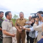 Caption: Kepala BPN Kota Palangka Raya Indra Gunawan bersama jajajar Pemerinah Provinsi Kalimantan Tengah dan stakestakeholder terkait hadir dalam peluncuran serentak Gerakan Masyarakat Pemasangan Tanda Batas Tanah (Gemapatas) Tahun 2025 di Kelurahan Bukit Tunggal, Senin 20 Januari 2025.