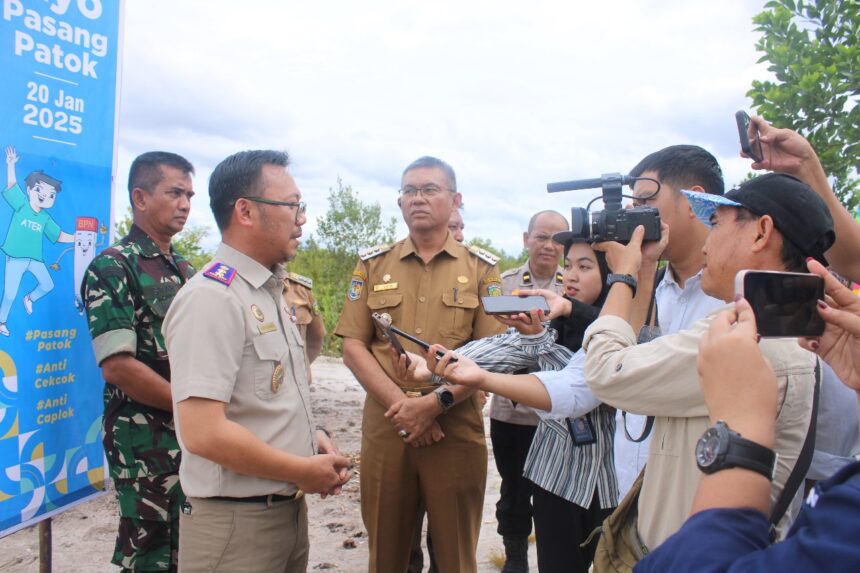 Caption: Kepala BPN Kota Palangka Raya Indra Gunawan bersama jajajar Pemerinah Provinsi Kalimantan Tengah dan stakestakeholder terkait hadir dalam peluncuran serentak Gerakan Masyarakat Pemasangan Tanda Batas Tanah (Gemapatas) Tahun 2025 di Kelurahan Bukit Tunggal, Senin 20 Januari 2025.