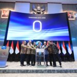 Kementerian Lingkungan Hidup/Badan Pengendalian Lingkungan Hidup Republik Indonesia (KLH/BPLH), Otoritas Jasa Keuangan (OJK), dan PT Bursa Efek Indonesia (BEI) meresmikan Perdagangan Internasional Perdana Unit Karbon Indonesia melalui Bursa Karbon Indonesia (IDXCarbon) di Main Hall BEI, Senin (20/1).