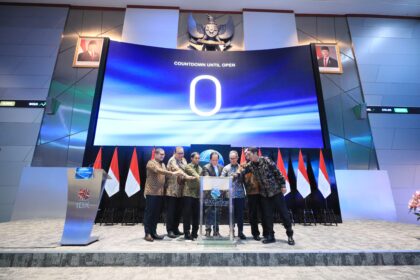 Kementerian Lingkungan Hidup/Badan Pengendalian Lingkungan Hidup Republik Indonesia (KLH/BPLH), Otoritas Jasa Keuangan (OJK), dan PT Bursa Efek Indonesia (BEI) meresmikan Perdagangan Internasional Perdana Unit Karbon Indonesia melalui Bursa Karbon Indonesia (IDXCarbon) di Main Hall BEI, Senin (20/1).