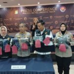 Kapolres Metro Jakarta Timur, Kombes Pol Nicolas Ary Lilipaly didampingi Kasat Reskrim, Kanit PPA dan Kasi Humas menunjukkan barang bukti pengungkapan kasus sodomi dilakukan dua tersangka pimpinan dan guru ponpes inisial C dan MCN di kawasan Pondok Kelapa, Duren Sawit, Selasa (21/1/2025). Foto: Joesvicar Iqbal/ipol.id