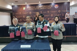 Kapolres Metro Jakarta Timur, Kombes Pol Nicolas Ary Lilipaly didampingi Kasat Reskrim, Kanit PPA dan Kasi Humas menunjukkan barang bukti pengungkapan kasus sodomi dilakukan dua tersangka pimpinan dan guru ponpes inisial C dan MCN di kawasan Pondok Kelapa, Duren Sawit, Selasa (21/1/2025). Foto: Joesvicar Iqbal/ipol.id