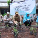 Sekretaris Kota Jakarta Timur, Kusmanto, bersama jajaran melakukan penanaman pohon serentak se-Jakarta di Green House Kantor Walikota Jakarta Timur, pada Selasa (21/1/2025). Foto: Ist