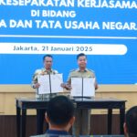 Penandatangan MoU antara Kepala Kejaksaan Tinggi DK Jakarta, Patris Yusrian Jaya (kiri) dengan Pj Gubernur DK Jakarta, Teguh Setyabudi di Aula Kejaksaan Tinggi DK Jakarta, Selasa (21/1/2025). Foto: Yudha Krastawan/ipol.id