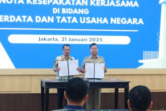 Penandatangan MoU antara Kepala Kejaksaan Tinggi DK Jakarta, Patris Yusrian Jaya (kiri) dengan Pj Gubernur DK Jakarta, Teguh Setyabudi di Aula Kejaksaan Tinggi DK Jakarta, Selasa (21/1/2025). Foto: Yudha Krastawan/ipol.id