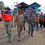 Kepala Badan Nasional Penanggulangan Bencana (BNPB), Suharyanto (tengah) didampingi Direktur DSDD BNPB Agus Riyanto (kanan) dan Tenaga Ahli BNPB Hery tiba di Desa Kasimpar, Kecamatan Petungkriyono, menjadi lokasi terdampak tanah longsor Kabupaten Pekalongan, Jawa Tengah, Rabu (22/1/2025). Foto: BNPB