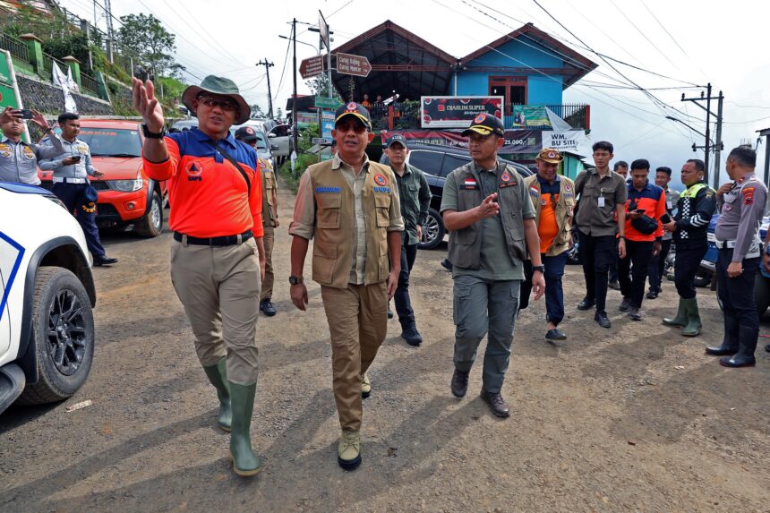 Kepala Badan Nasional Penanggulangan Bencana (BNPB), Suharyanto (tengah) didampingi Direktur DSDD BNPB Agus Riyanto (kanan) dan Tenaga Ahli BNPB Hery tiba di Desa Kasimpar, Kecamatan Petungkriyono, menjadi lokasi terdampak tanah longsor Kabupaten Pekalongan, Jawa Tengah, Rabu (22/1/2025). Foto: BNPB