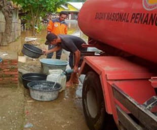 Kondisi banjir melanda wilayah Kabupaten Bima, Provinsi Nusa Tenggara Barat, pada Rabu (22/1/2025). Warga terdampak kesulitan mendapat air bersih. Foto: BPBD Kabupaten Bima