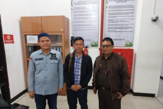 Tim Satgas Intelijen Reformasi dan Inovasi (SIRI) Kejaksaan Agung bersama penyidik Kejaksaan Tinggi Sulawesi Barat saat menangkap seorang buronan berinisial IAS (tengah), Jumat (24/1/2025). Foto: Puspenkum Kejaksaan Agung